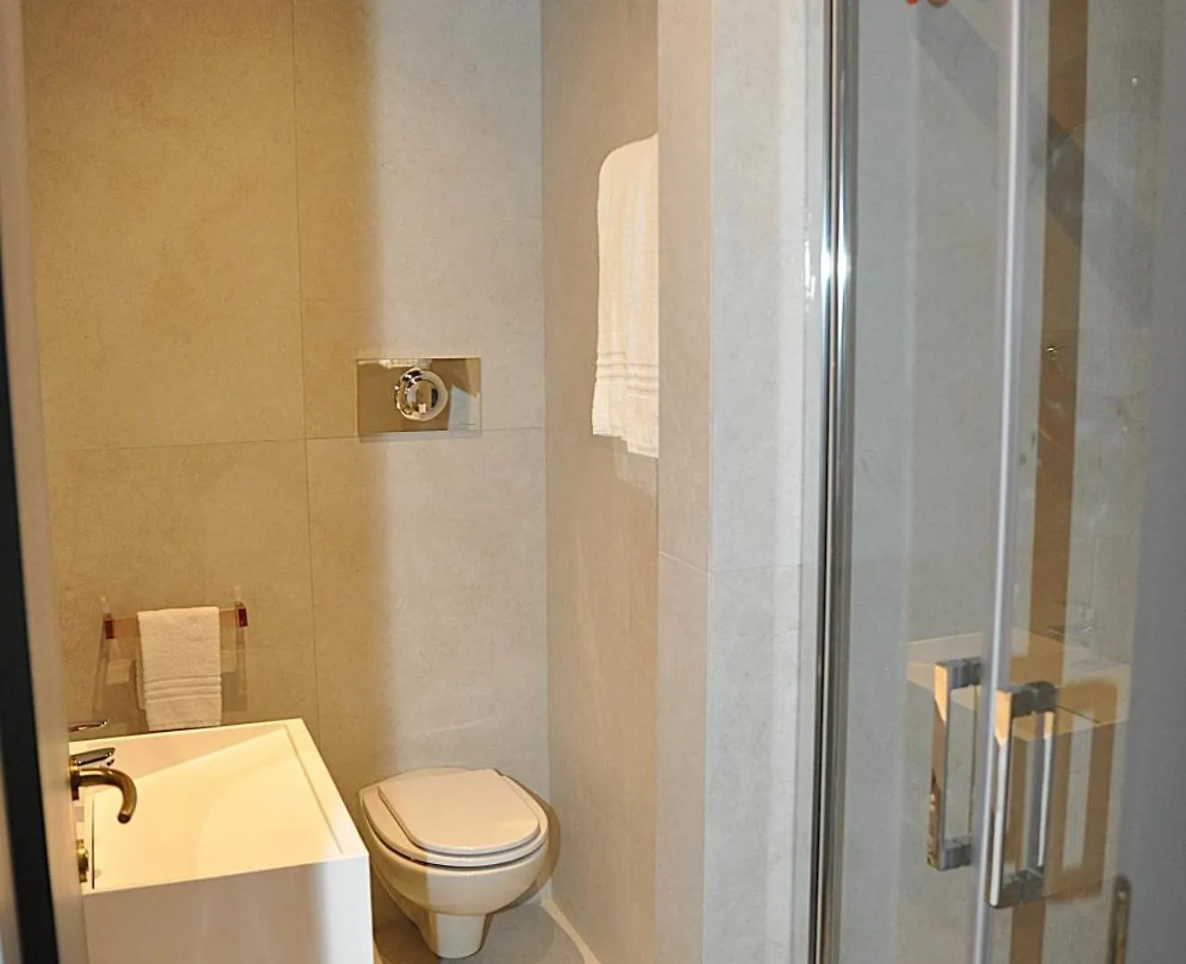 Hotel Comtur Бинаско