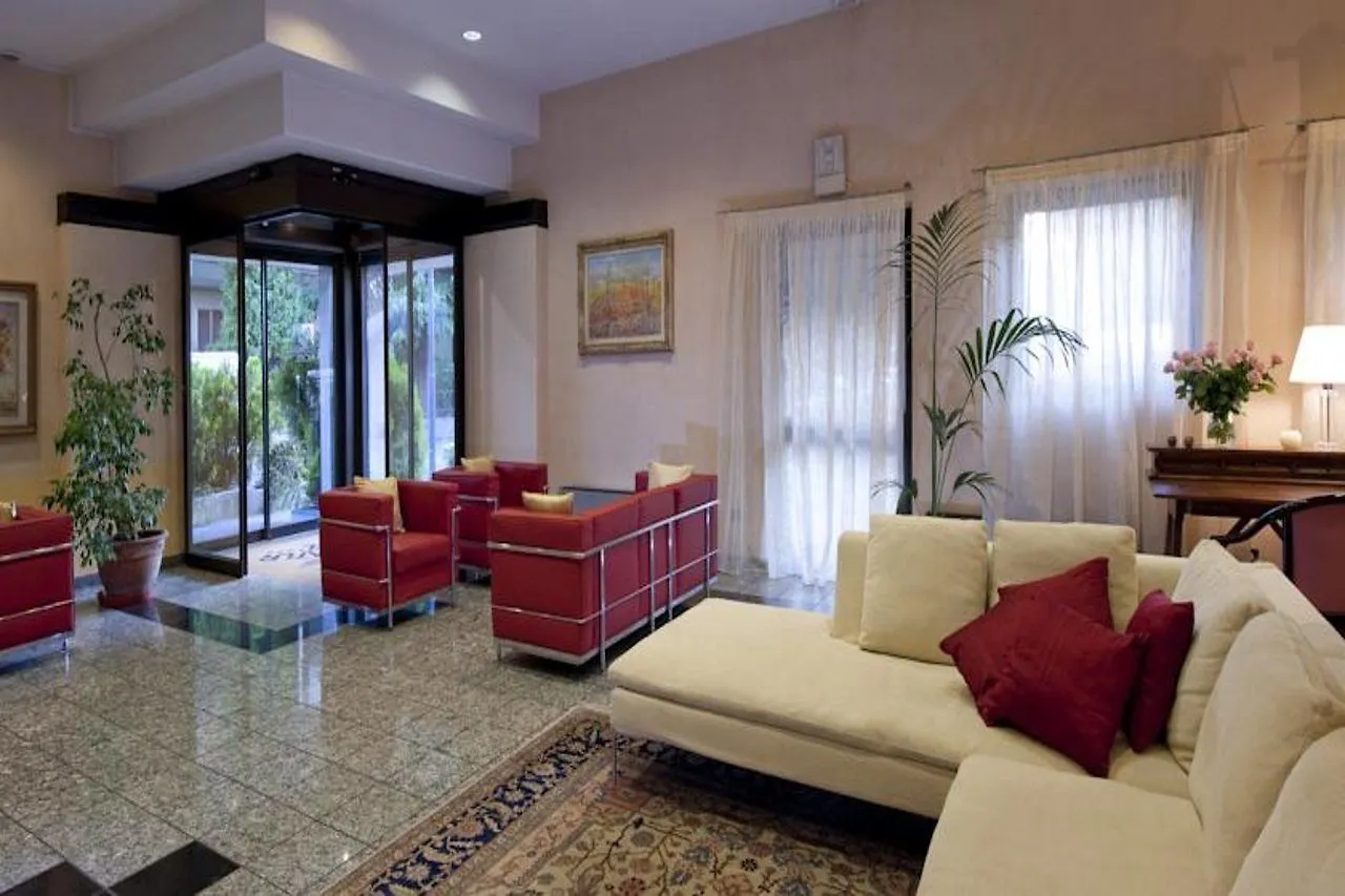 Hotel Comtur Бинаско